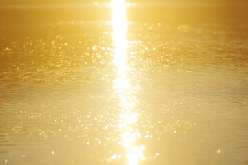 Obraz premium Golden Hour Water Reflection: A Stunning Landscape Photography of Sunrise or Sunset on a Calm Lake or River. The sunlight creates a mesmerizing reflection, showcasing nature's serene beauty.