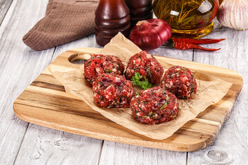 Raw beef meatballs for cooking