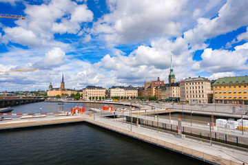 Fototapeta premium スウェーデン ストックホルム旧市街 ガムラスタンの街並みと水の広場