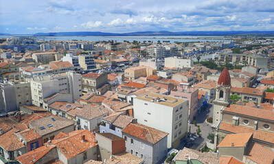 Obraz premium Vue aérienne sur la ville de Palavas-les-Flots, située dans le département de l'Hérault en France 