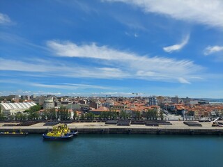 Obraz premium matosinhos portugal Scenic Urban Landscape with Historic Rooftops and Skyscraper Views
