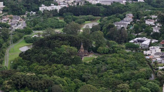 Memorial Ucraniano, Parque Tingui, Curitiba, Paran&aacute;. uma vista a&eacute;rea desse lugar incr&iacute;vel em meio a cidade. 