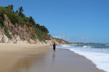 homem na praia de baía da traição, paraíba 