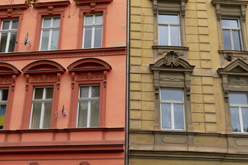 Naklejka premium A sidebyside view of two distinct building facades that effectively showcase different colors, styles, and architectural details, highlighting their unique designs and characteristics