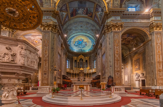 Savone, Italie - 20 octobre 2024 : Int&eacute;rieur de la Cath&eacute;drale Notre-Dame de l'assomption &agrave; Savone.
