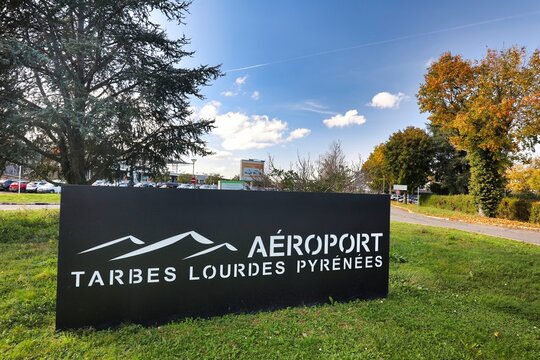 A&eacute;roport de Tarbes Lourdes Pyr&eacute;n&eacute;es, parking