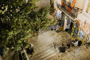 Obraz premium a street performance in lisboa, Portgual