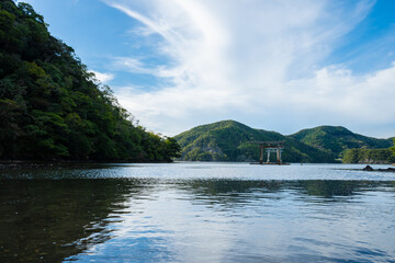 対馬浅茅湾の鳥居のある入江