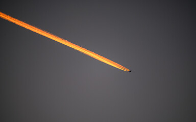 Contrails of a Korean Airline cargo plane at 36000 feet with 460 knots speed from Seoul to Frankfurt remind of a comet