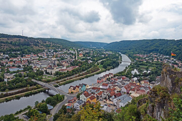 Blick von der Burgruine Tachenstein auf den am Fluss Altmühl gelegenen Ort Riedenburg in Bayern, Deutschland 