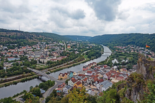 Blick von der Burgruine Tachenstein auf den am Fluss Altm&uuml;hl gelegenen Ort Riedenburg in Bayern, Deutschland 