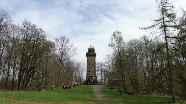 Drohnenaufnahme des Bismarckturms in Herford mit umliegender Landschaft