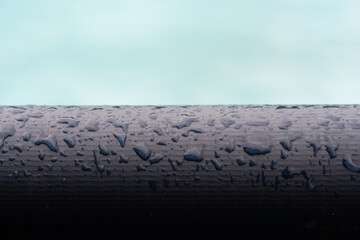 Obraz premium A metal pipe with water droplets on it