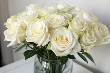 Obraz premium Close-up of a delicate white rose bouquet in a vase, spring flowers, white flowers, simple,