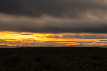 Sonnenuntergang über der weiten Landschaft