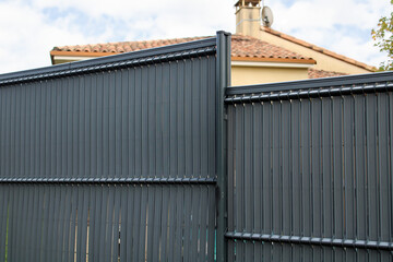 Clôture gris anthracite, en lattes PVC rigide