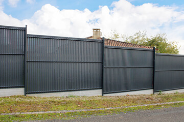 Clôture gris anthracite, en lattes PVC rigide