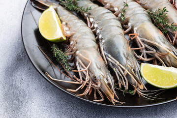 Raw big tiger ( king ) shrimps photography . Top view