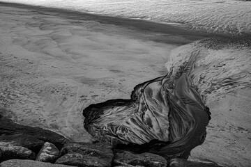 >EIne Quelle am Strand zieht ihre Spur