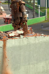 Así se demuele en Ortigueira.