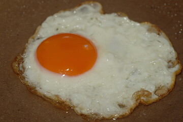 A sunny-side up egg is a classic way to prepare eggs where the yolk remains runny, and the whites are fully cooked but tender. Its name comes from the bright, yellow yolk resembling the sun. 