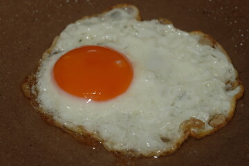 A sunny-side up egg is a classic way to prepare eggs where the yolk remains runny, and the whites are fully cooked but tender. Its name comes from the bright, yellow yolk resembling the sun. 