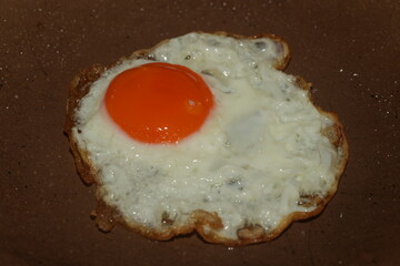 A sunny-side up egg is a classic way to prepare eggs where the yolk remains runny, and the whites are fully cooked but tender. Its name comes from the bright, yellow yolk resembling the sun. 