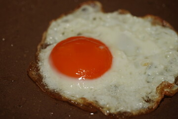 A sunny-side up egg is a classic way to prepare eggs where the yolk remains runny, and the whites are fully cooked but tender. Its name comes from the bright, yellow yolk resembling the sun. 