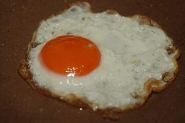 A sunny-side up egg is a classic way to prepare eggs where the yolk remains runny, and the whites are fully cooked but tender. Its name comes from the bright, yellow yolk resembling the sun. 