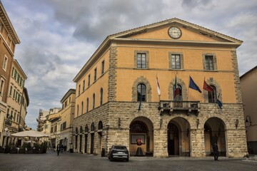 grosseto, italien - stadtbild mit rathaus in der altstadt
