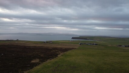 Obraz premium Vast landscape with grassy foreground and calm sea