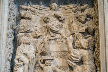 Obraz premium Exquisite Religious Sculpture Inside Ávila Cathedral