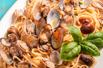 Vassoio di spaghetti con vongole veraci, pasta italiana, ricetta mediterranea 