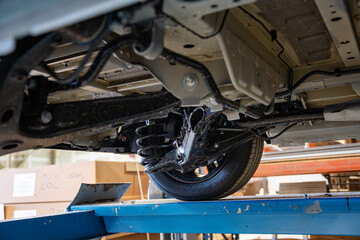 Garage en train de réparer une voiture