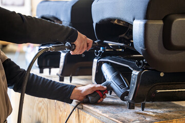 Garage en train de réparer une voiture
