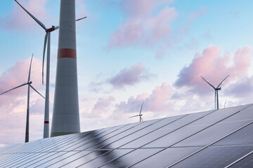 Solaranlage und Windräder bei Sonnenuntergang