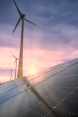 Obraz premium Solaranlage und Windräder bei Sonnenuntergang