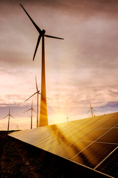 Solaranlage und Windr&auml;der bei Sonnenuntergang