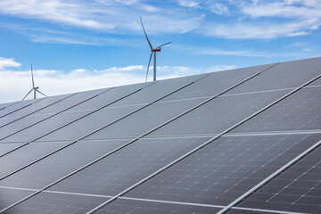 Solaranlage und Windräder