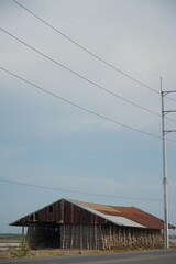 Obraz premium Rural barn structure open landscape photography daytime wide-angle rustic charm and nature beauty