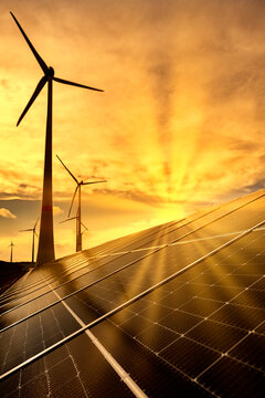 Solaranlage und Windr&auml;der bei Sonnenuntergang