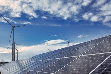 Solaranlage und Windräder