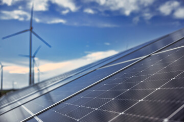 Solaranlage und Windräder