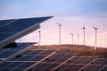 Solaranlage und Windräder bei Sonnenuntergang