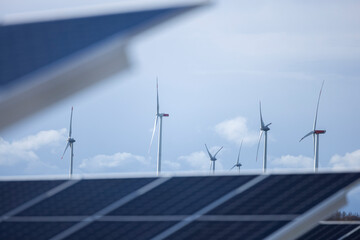 Solaranlage und Windräder