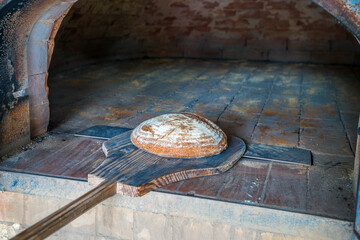 Frisches Brot aus dem Holzofen – Traditionelles Backhandwerk
