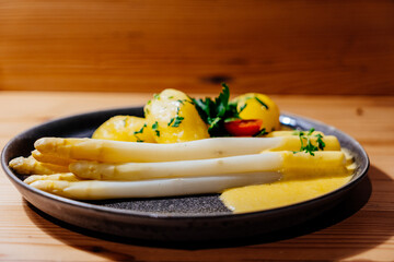 Weißer Spargel mit Kartoffeln und Sauce Hollondaise