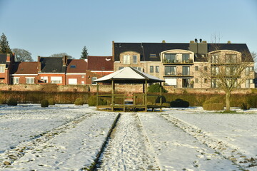 Fototapeta premium Le kiosque sous la neige au jardin des dahlias au domaine d'Arenberg à Enghien 