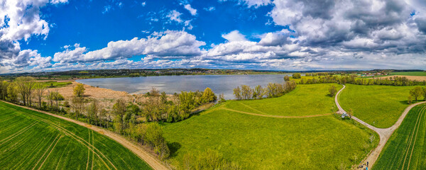 Vilstalsee aus der Vogelperspektive – Wolken über dem Gewässer - Panoramafoto