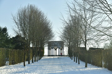 La silhouette du Pavillon des Sept &Eacute;toiles au bout de l'all&eacute;e sous la neige au domaine d'Arenberg &agrave; Enghien 